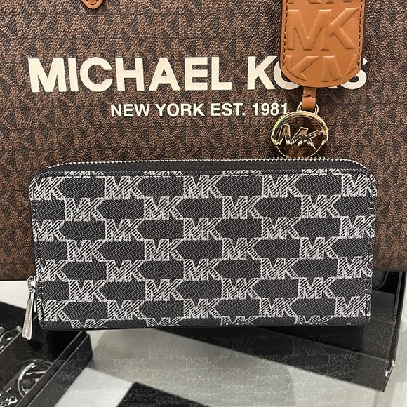 Michael Kors Men’s Women’s Cooper Tech Zip Around Wallet
Black Multi Unisex
NWT - Picture 16 of 16